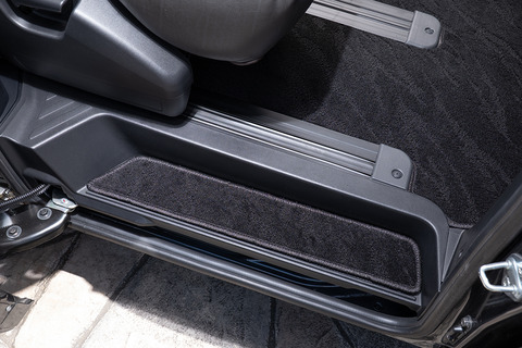 【デリカD:5専用】フロアマット プレミアムセット １台分　装着イメージ ウェーブブラック