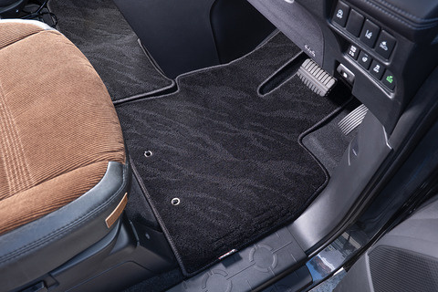【デリカD:5専用】フロアマット プレミアムセット １台分　運転席装着イメージ ウェーブブラック