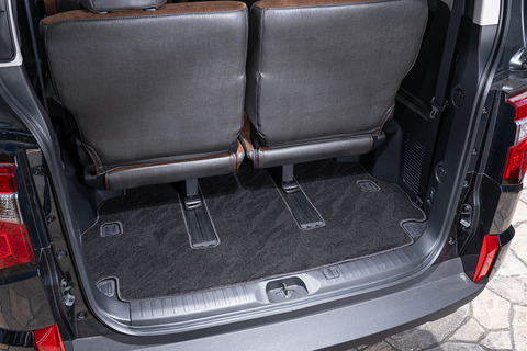 【デリカD:5専用】フロアマット プレミアムセット １台分　トランクルーム装着イメージ ウェーブブラック