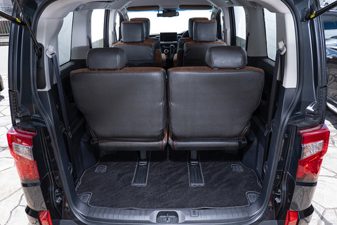 【デリカD:5専用】フロアマット プレミアムセット １台分　トランクルーム装着イメージ ウェーブブラック