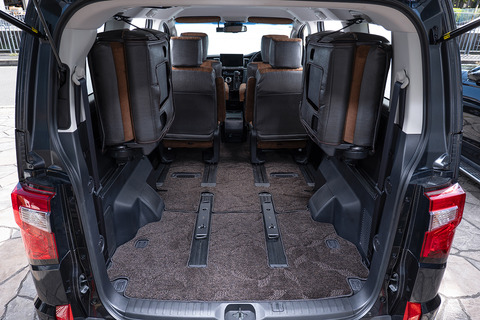 【デリカD:5専用】フロアマット プレミアムセット １台分　装着イメージ ヴィンテージブラウン