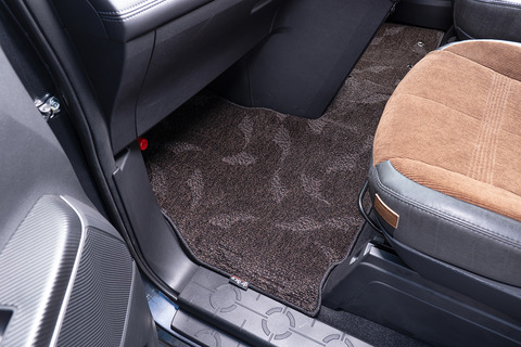 【デリカD:5専用】フロアマット プレミアムセット １台分　助手席装着イメージ ヴィンテージブラウン