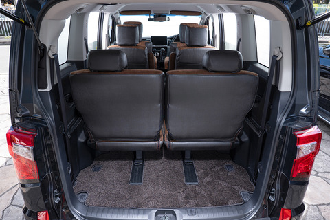 【デリカD:5専用】フロアマット プレミアムセット １台分　装着イメージ ヴィンテージブラウン