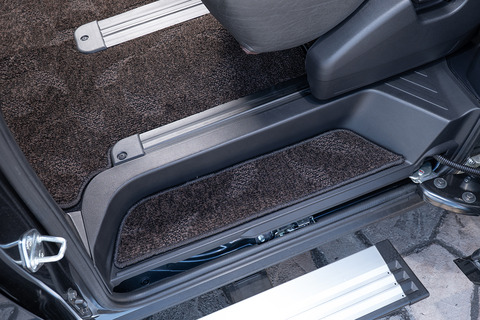 【デリカD:5専用】フロアマット プレミアムセット １台分　装着イメージ ヴィンテージブラウン