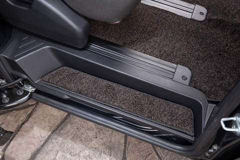 【デリカD:5専用】フロアマット プレミアムセット １台分　装着イメージ ヴィンテージブラウン【デリカD:5専用】フロアマット プレミアムセット １台分　装着イメージ ヴィンテージブラウン