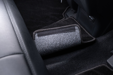 リアシート部分の接着はマジックテープになります