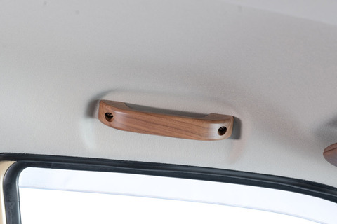 【タウンエース/S700 アトレー/ハイゼットカーゴ専用】 天井アシストグリップ １本 ウォールナット 装着イメージ