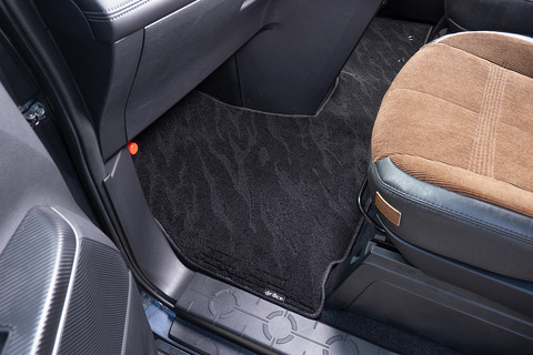 【デリカD:5専用】フロアマット プレミアムセット １台分　助手席装着イメージ ウェーブブラック