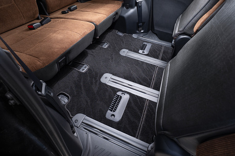 【デリカD:5専用】フロアマット プレミアムセット １台分　後部席装着イメージ ウェーブブラック