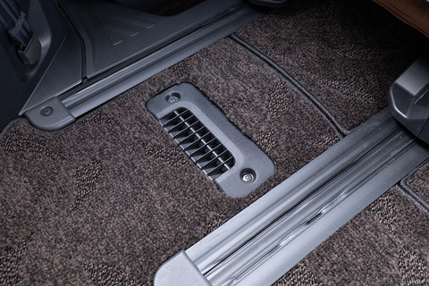 【デリカD:5専用】フロアマット プレミアムセット １台分　装着イメージ ヴィンテージブラウン