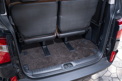 【デリカD:5専用】フロアマット プレミアムセット １台分　装着イメージ ヴィンテージブラウン