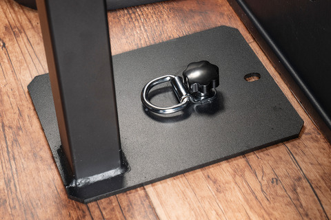 200系ハイエース標準 S-GLベッドキット　フレーム取り付け部分　
取付には、手締めできるボルトを採用。
工具などは不要でどこでも取り外しが出来るように設計。

取り付け用のボルトにタイダウン用の金具を取り付け出来るようになっており、ロープやバンドを使用したい場合にも対応しております。