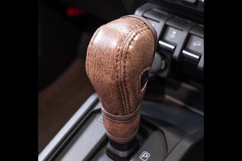 【ジムニーJB64/JB74専用】ブーツカバーセット（AT車専用）　 クラシックグロッシー　ブラウン　装着イメージ