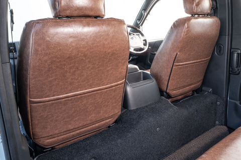 シートカバー クラシックグロッシー ハイエース装着イメージ　グロッシーブラウン