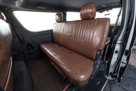 シートカバー クラシックグロッシー ハイエース装着イメージ　グロッシーブラウン