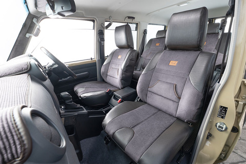 シートカバー カントリー コーデュロイグレーxヴィンテージブラック ランクル70装着