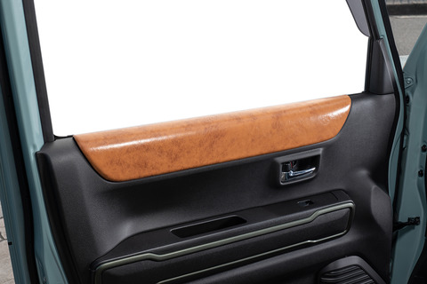 ハスラーのドアアクセント部分にアンティークレザーのパーツが設定されている。