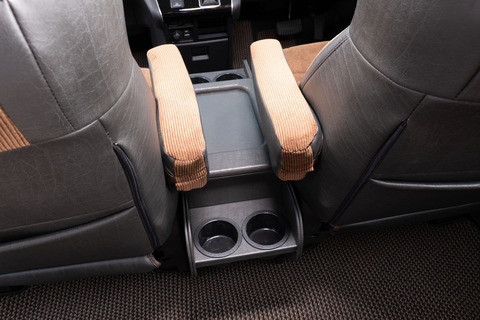 【デリカD5専用】センターコンソール アンティーク　ヴィンテージブラック　装着イメージ