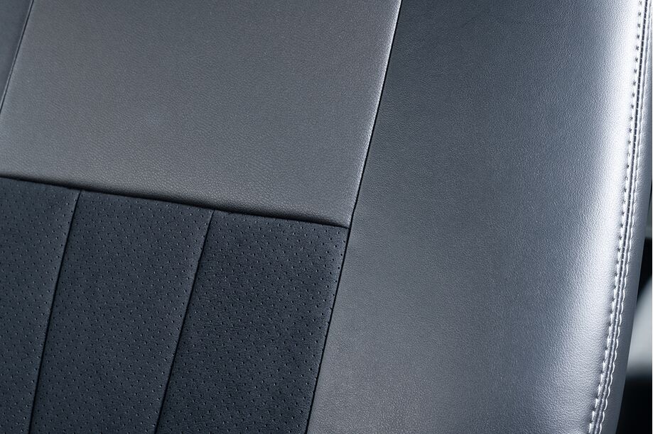 プライムシートカバー  200系ハイエース S-GL フロントノーマルタイプ アクセント部分とベースになるレザーの切り返し部分の縫製も非常に美しく作られています。