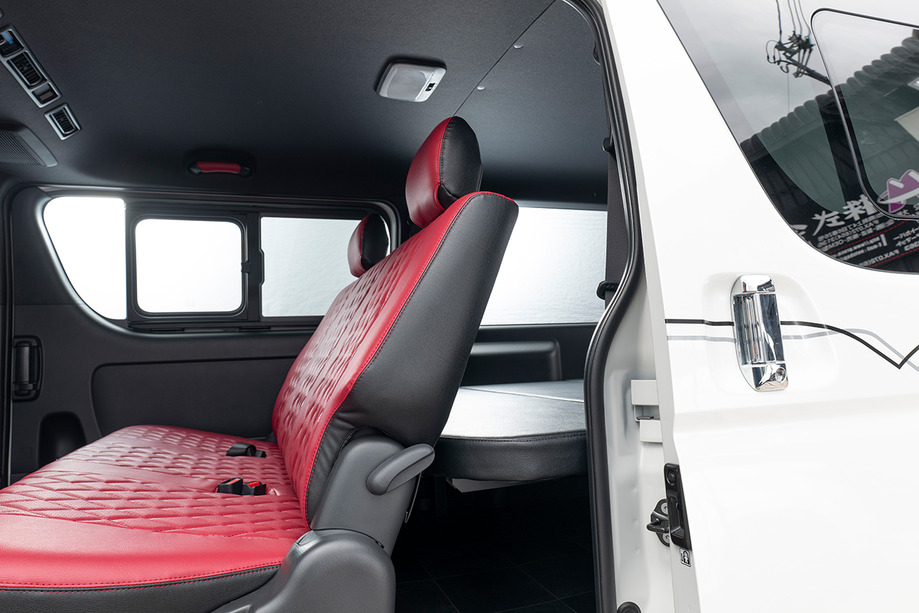 200系ハイエース標準 S-GLベッドキット ブラックレザー　一番低い状態後部座席の背もたれの位置